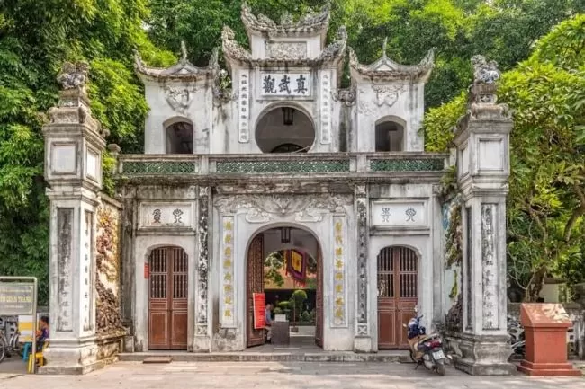 ベトナムの最高の寺院 –５寺院選/最も美しく興味深い寺院朝からバッチャン村観光/お昼は生春巻き含まれ/日本語ガイド付き、ハノイ有名チャンクオック寺観光
